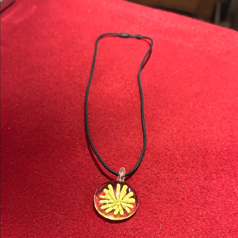 Charming Floral Pendant Necklace with Yellow Bloom